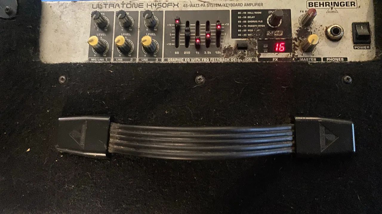 Cubo de Teclado, violão e voz - Behringer Ultratone K450FX - Foto 2