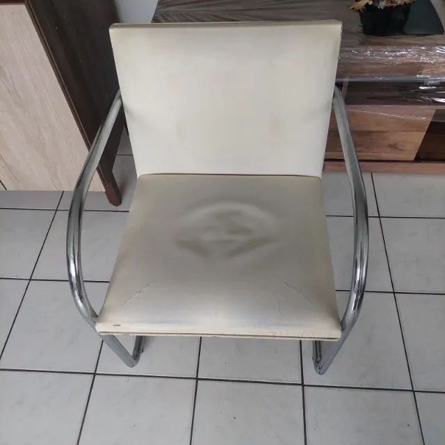 Cadeira com estofado em couro legitimo
