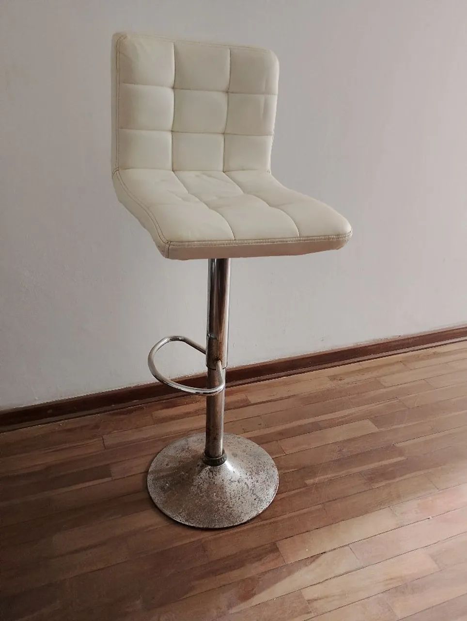 Banqueta Estofada Giratória Branca Regulável  - Foto 2