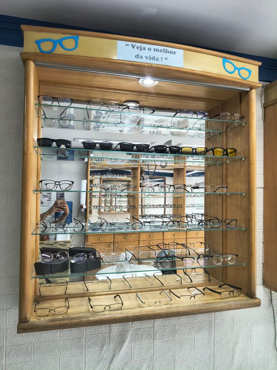 2 vitrines com 5 prateleiras de vidro e espelhos no fundo.  - Foto 2