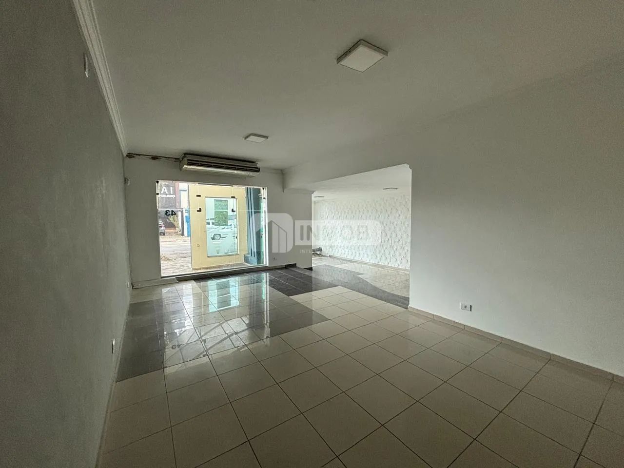 Clínica para Locação no Centro de Taubaté com 3 Banheiros - Foto 3
