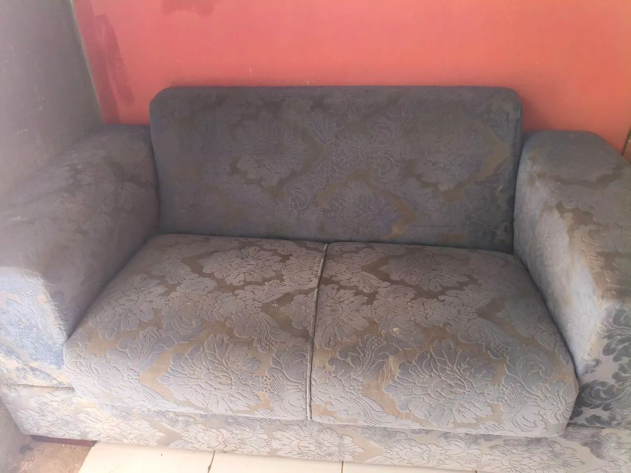 sofá Retrô 2 lugares no tecido veludo jacquard azul marinho  - Foto 2