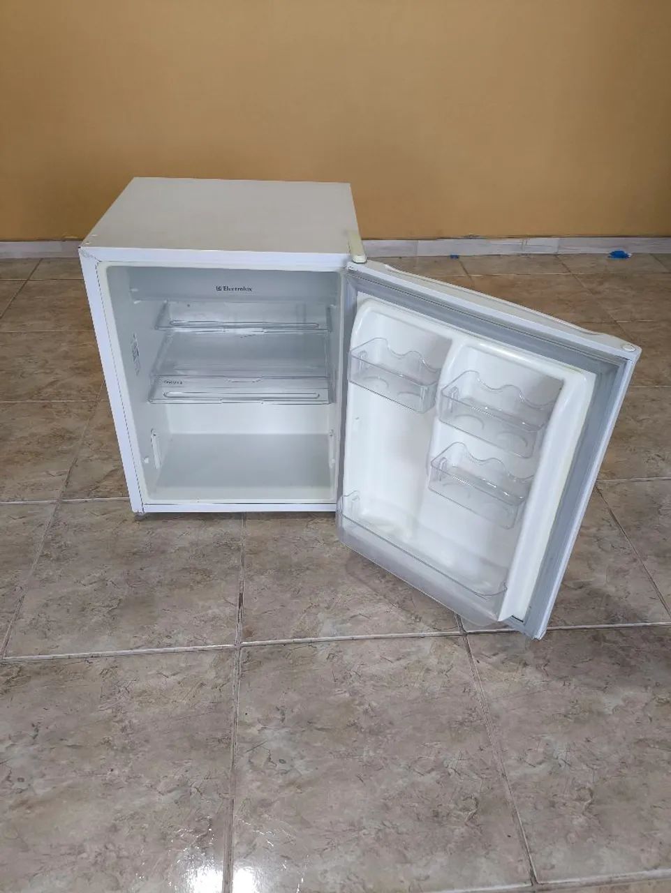 Frigobar RE80 Electrolux - Foto 2