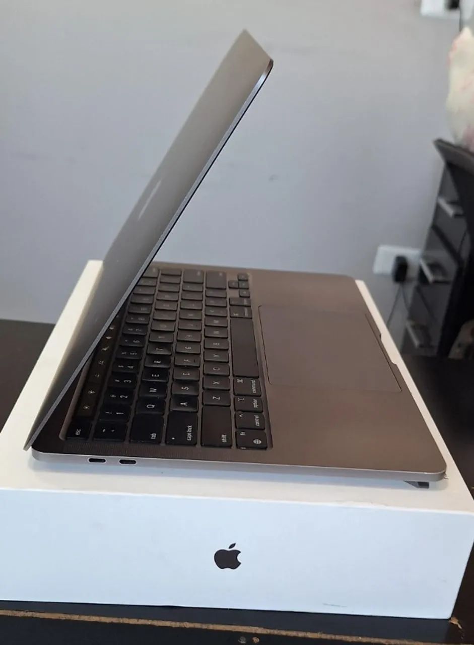 MacBook Pro M1 Touch Bar - 256GB SSD | 8GB RAM | Estado Impecável