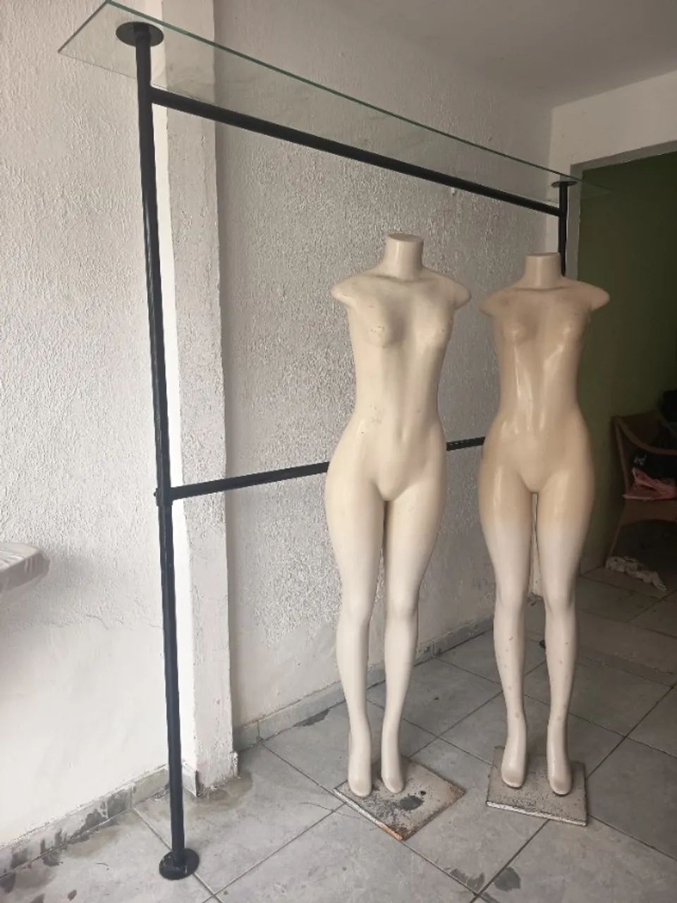 Arara com vidro e manequim  - Foto 2