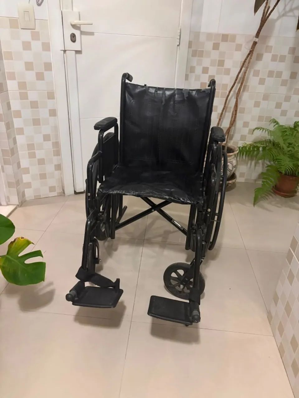 Cadeira de Rodas Semi Nova