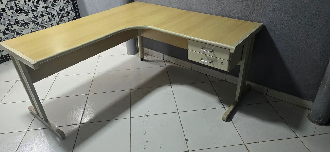 Mesa para escritório em MDF 1,60 x 1,60 mt