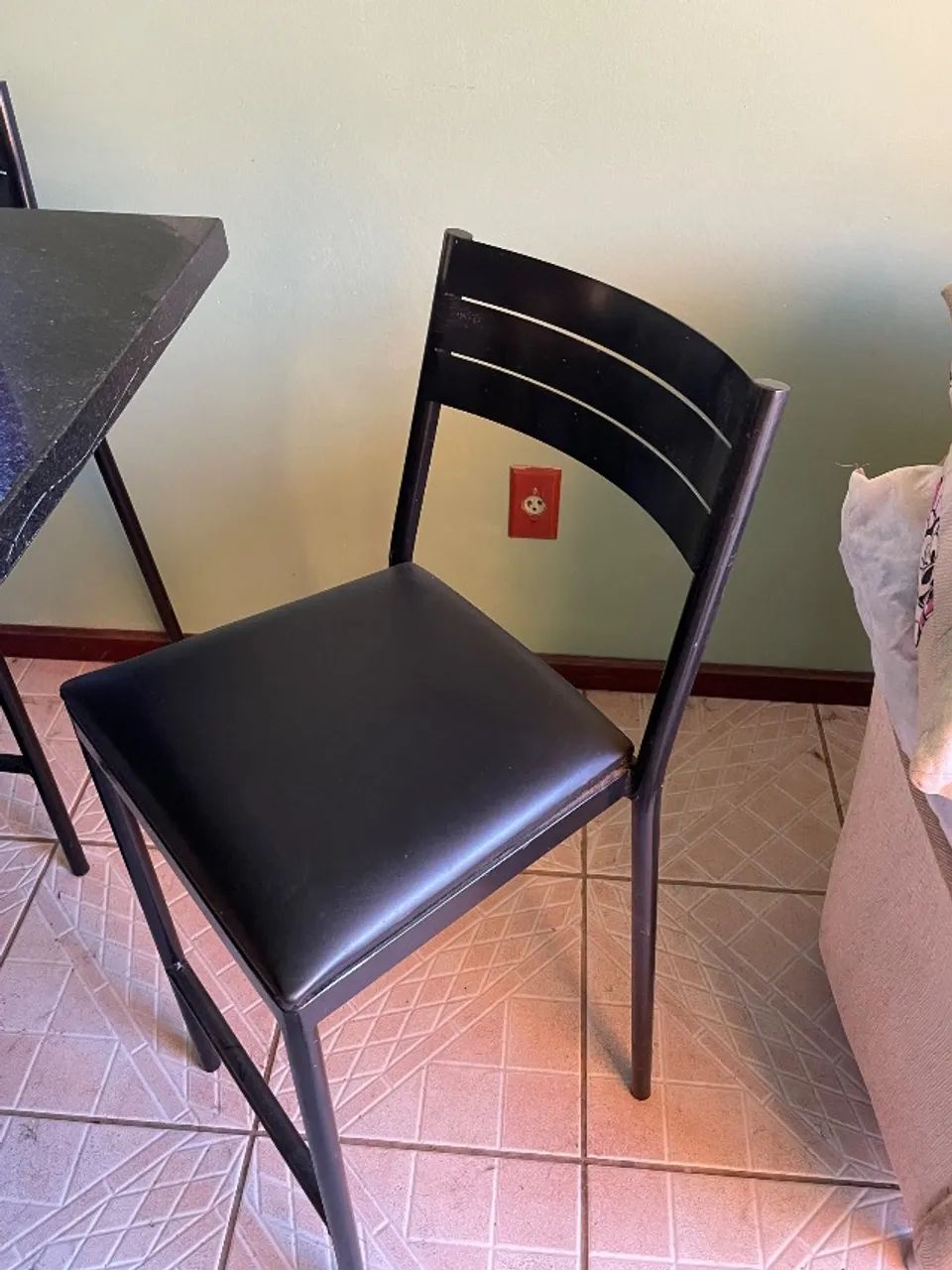    Mesa de Granito Preto com 6 Cadeiras - Excelente Estado - Foto 2