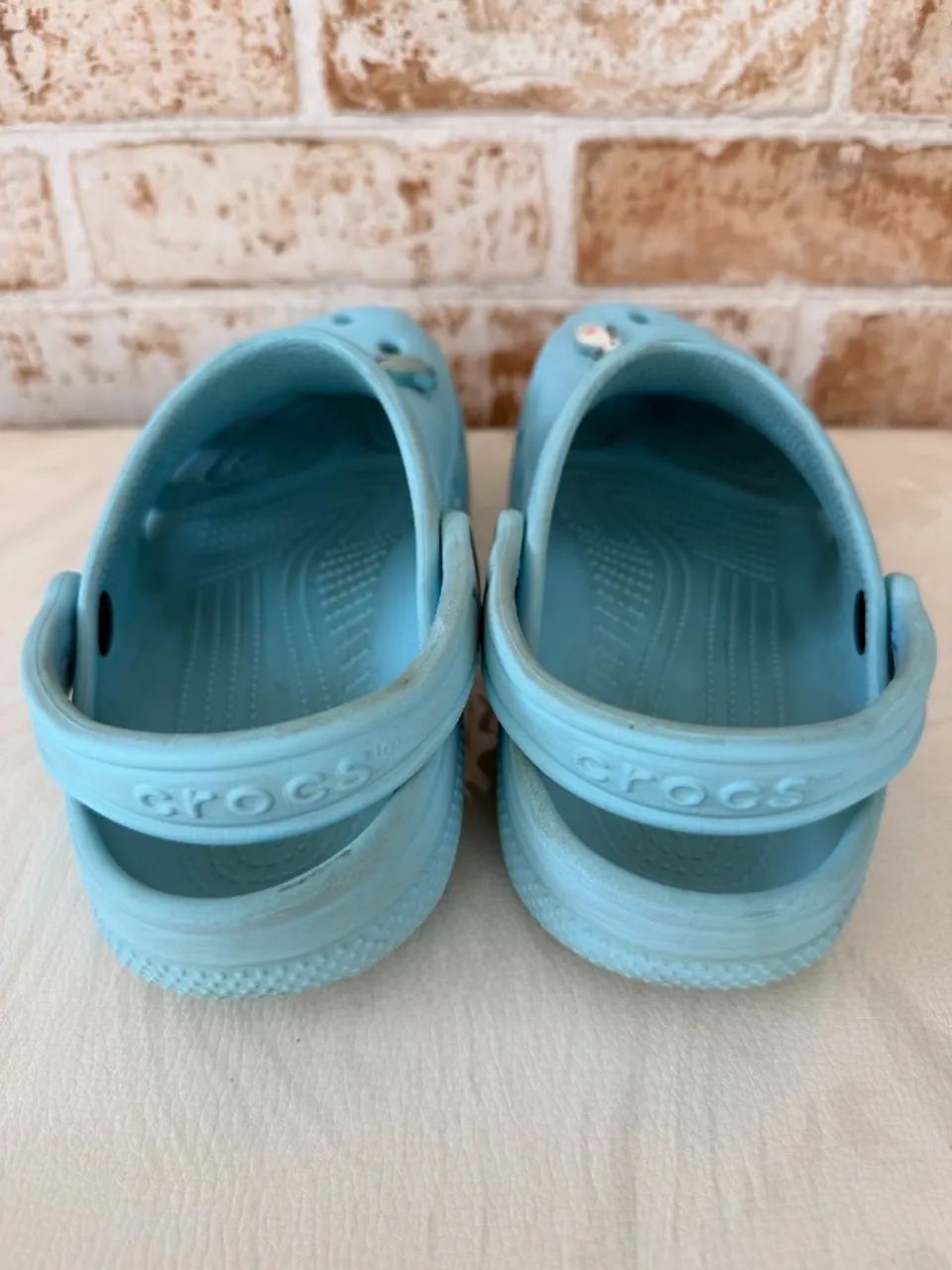 Crocs Classic Clog com dois jibbitz - Foto 5