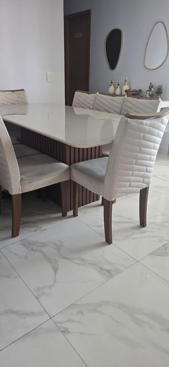 Mesa com 8 cadeiras 