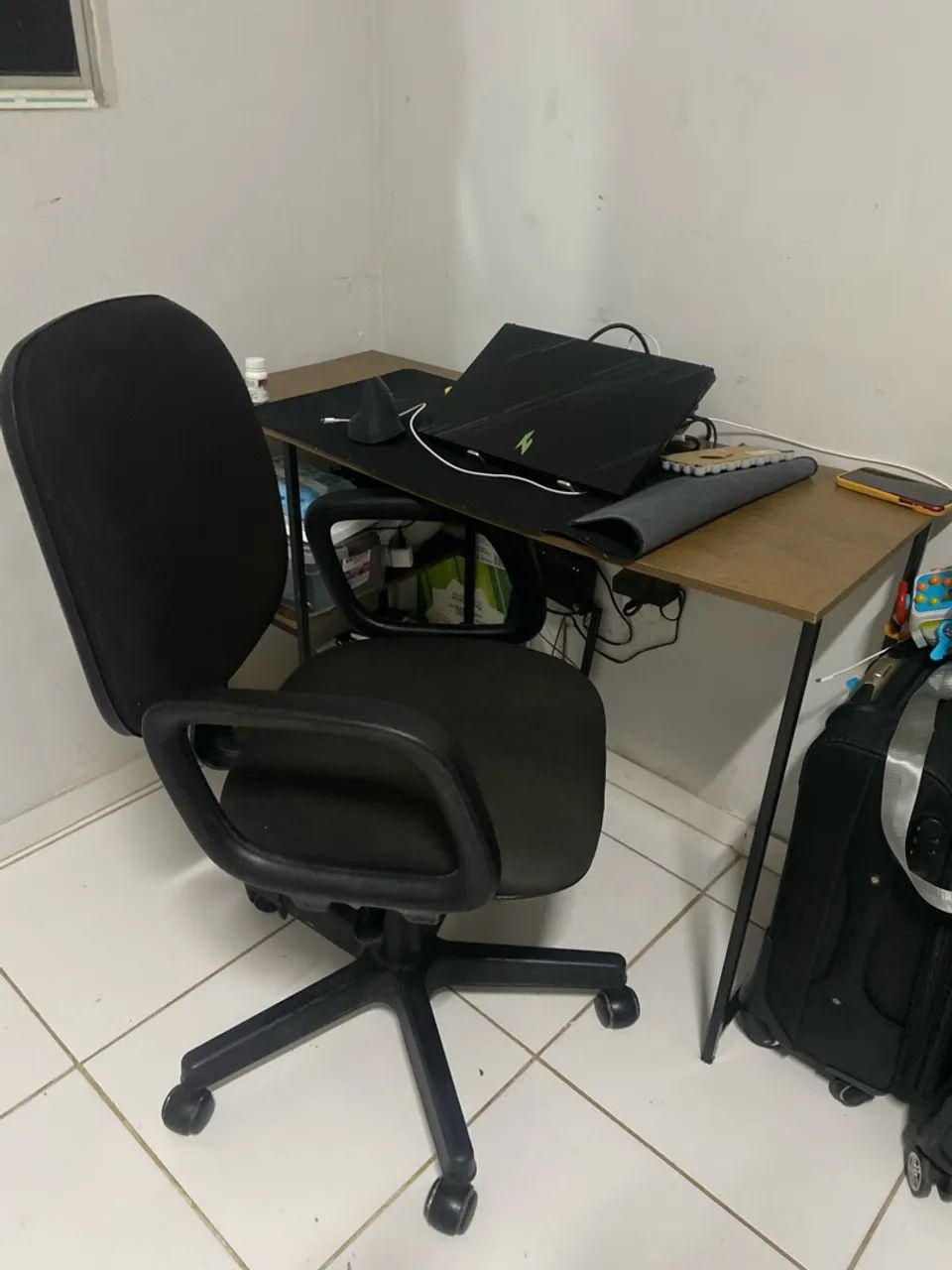 Mesa e cadeiras de escritório  - Foto 5