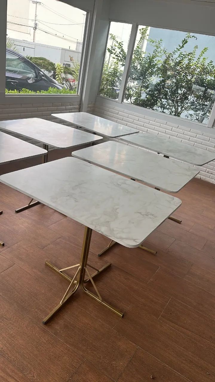 Mesa 04 pessoas em MDF efeito mármore com base em metalon