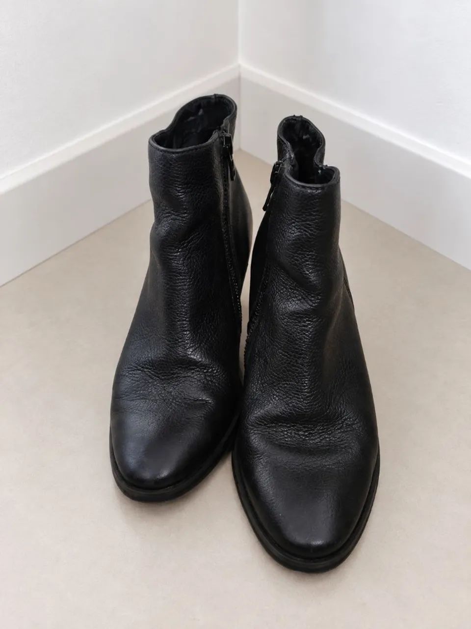 Bota preta salto grosso arezzo 