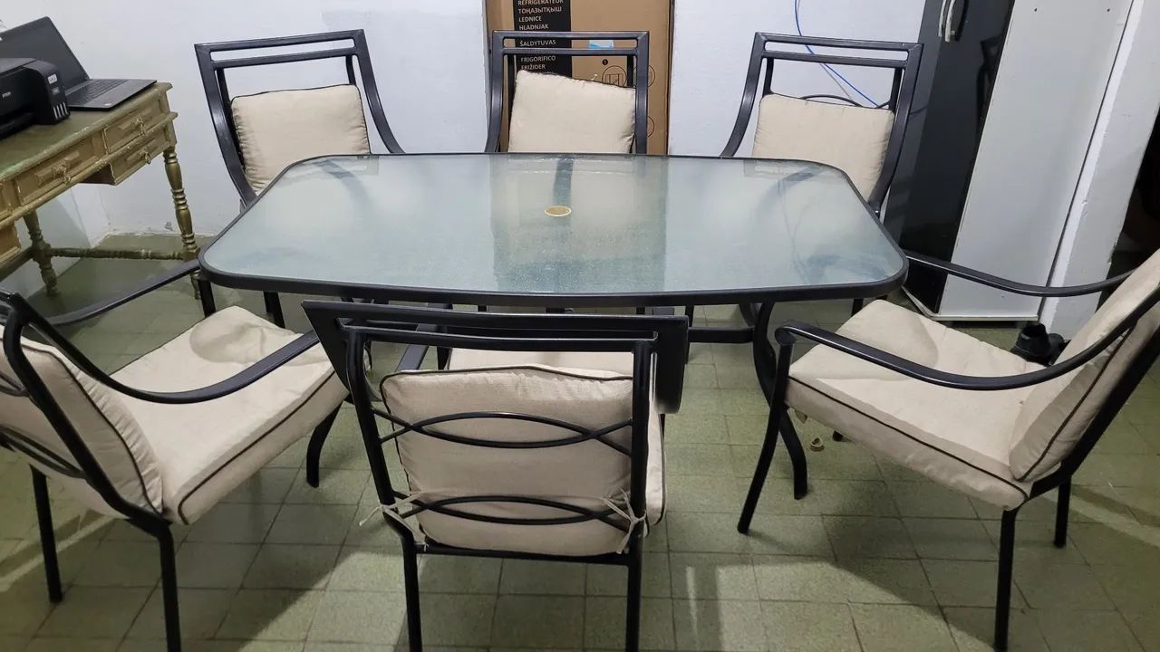 Mesa de vidro Com seis cadeiras de alumínio - Foto 2