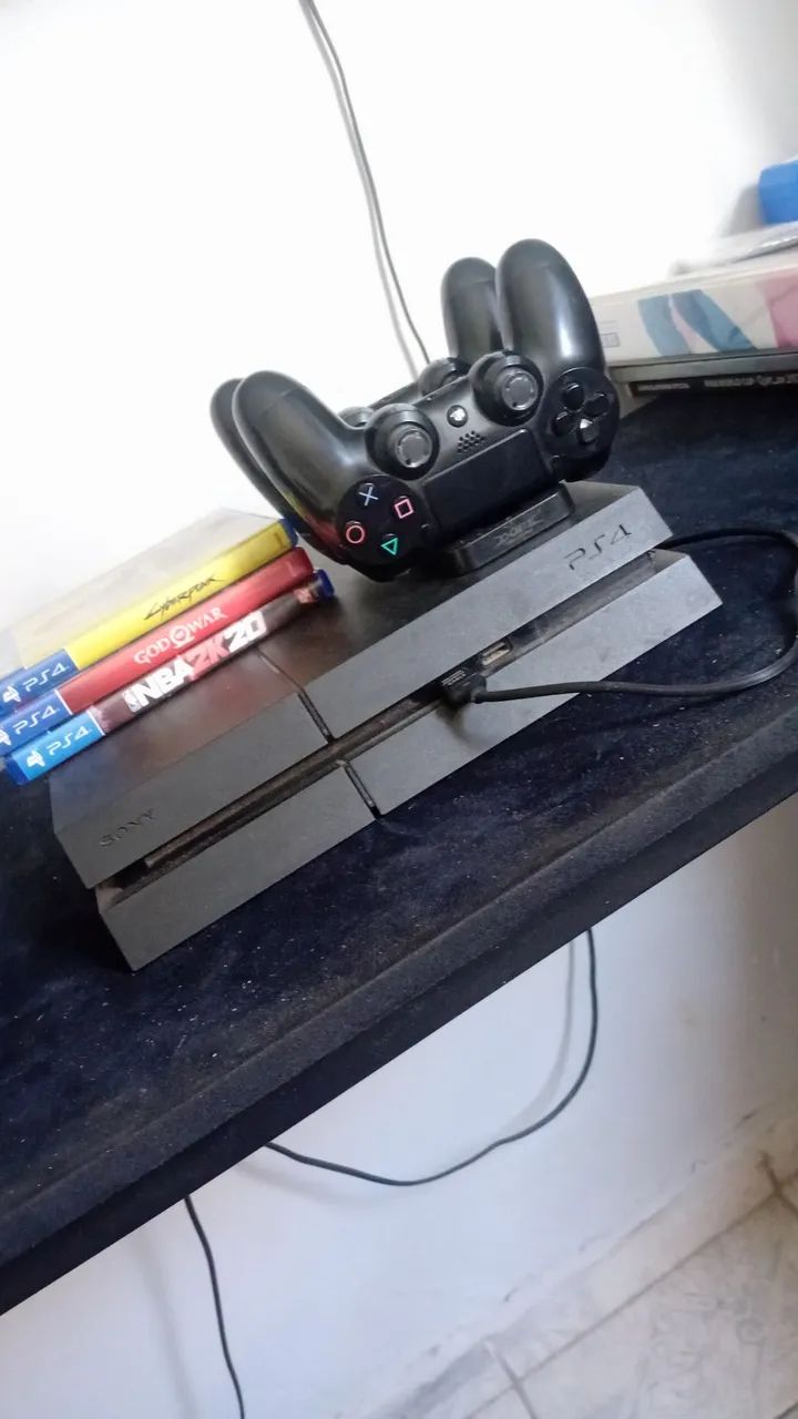 Ps4 3 jogos e 2 controles 