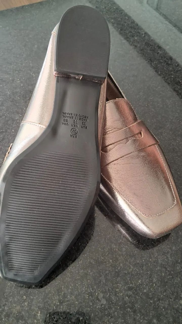 Mocassim em couro prata velha