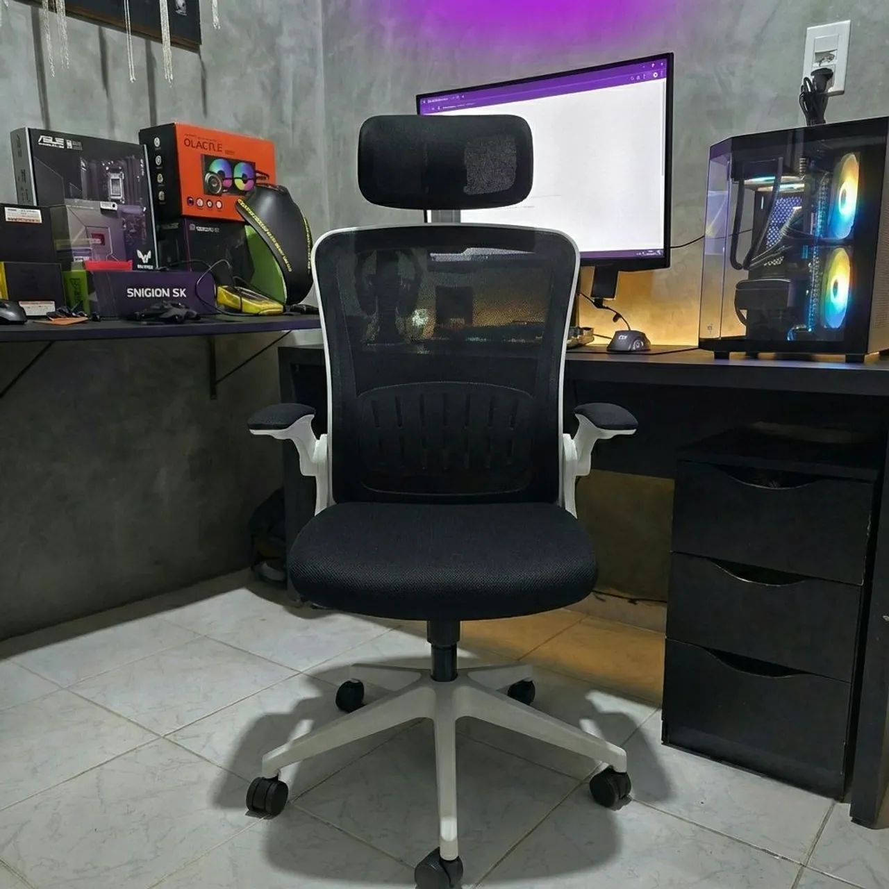 Brand-new sealed chair in the box; delivery available throughout Maceió!