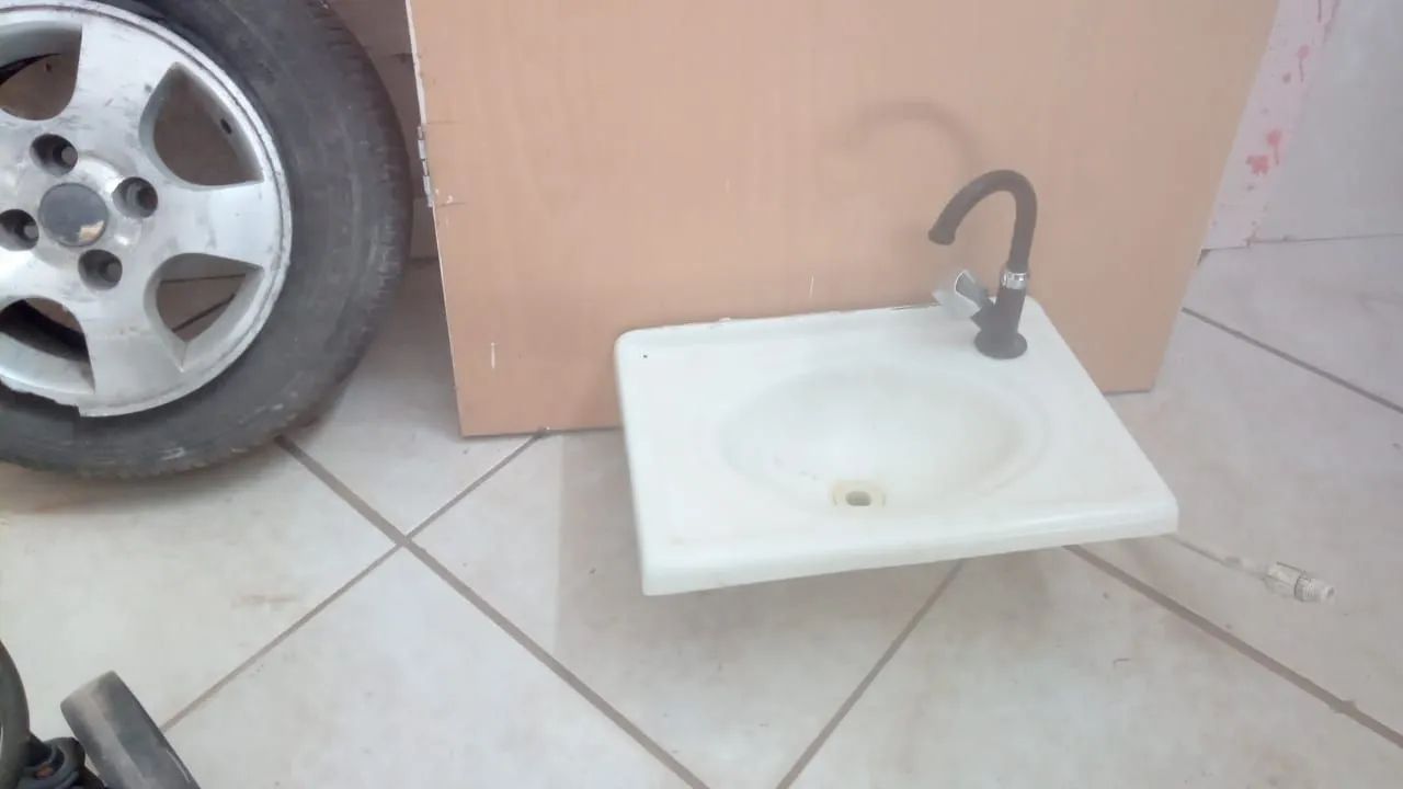Excellent white sink with highly practical faucet