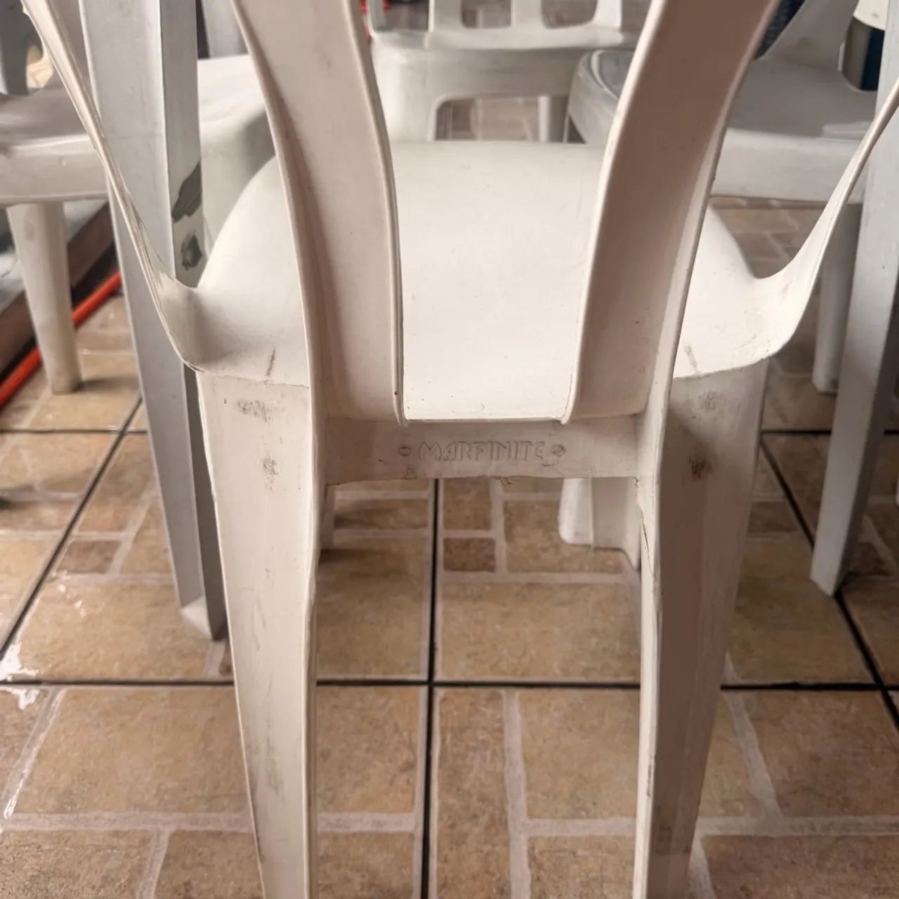 Cadeiras   Marfinite e mesas de plástico já usadas é bom estado  - Foto 3