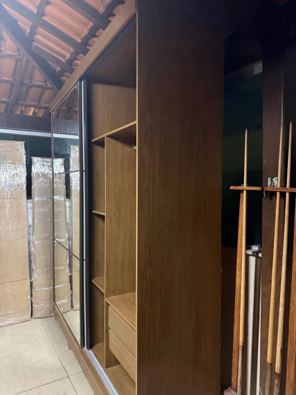 LINDO GUARDA ROUPA PRATICAMENTE NOVO - Foto 5
