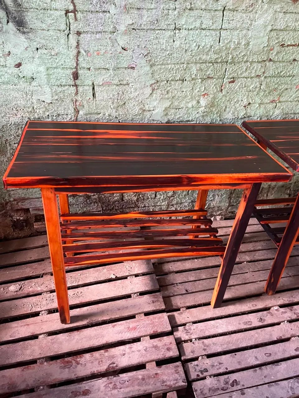 MESA APARADORA ENVERNIZADA 