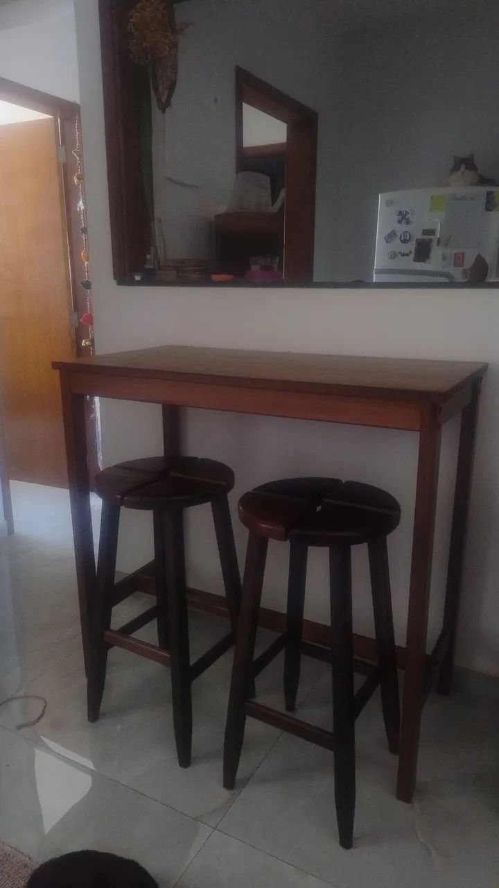 Bancada bistrô de madeira + 2 bancos de imbuia