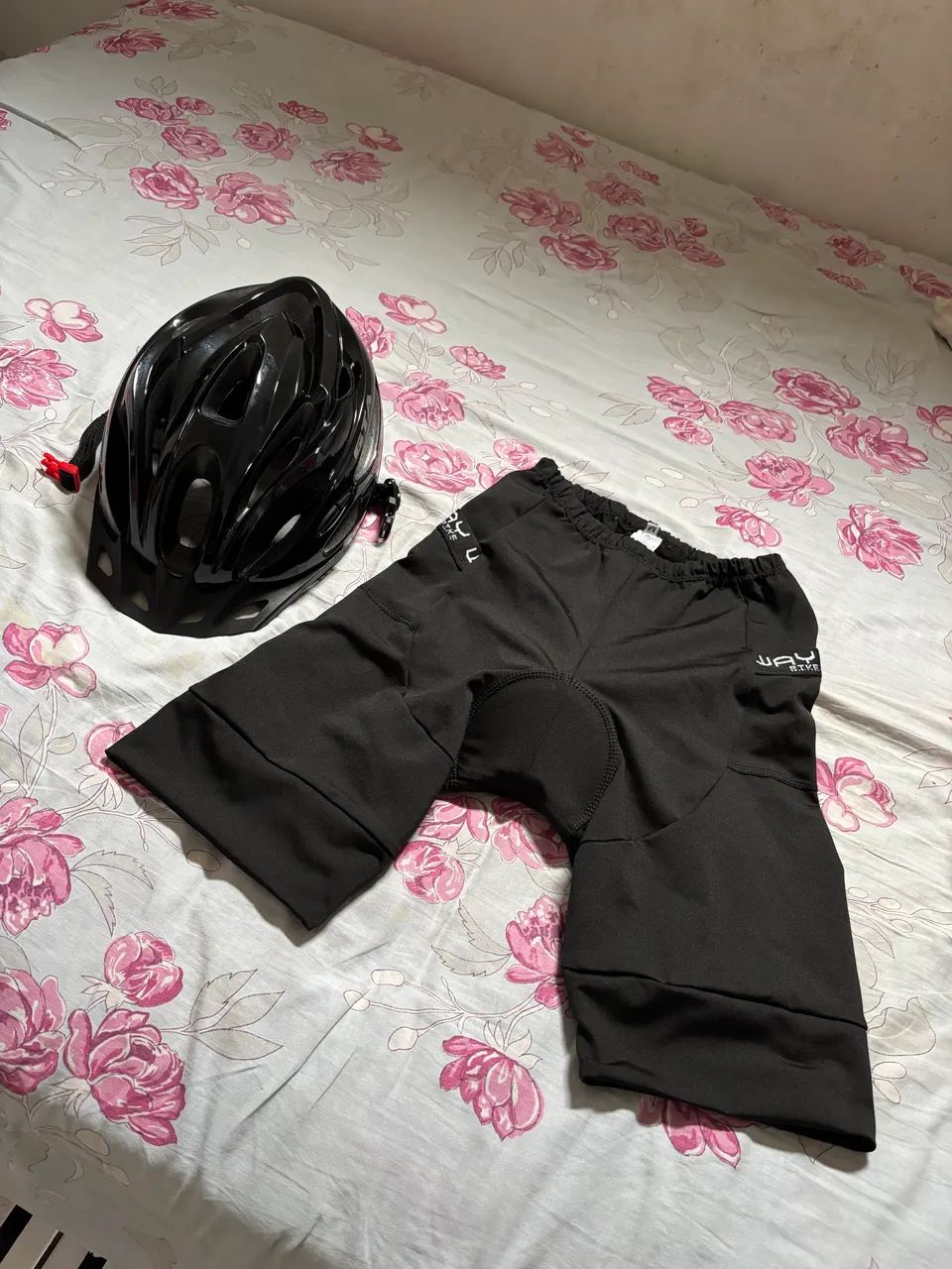 Capacete de ciclista e um short - Foto 3