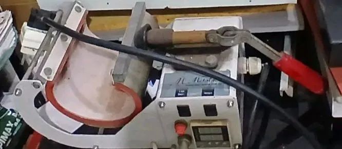 Máquina de estampar canecas