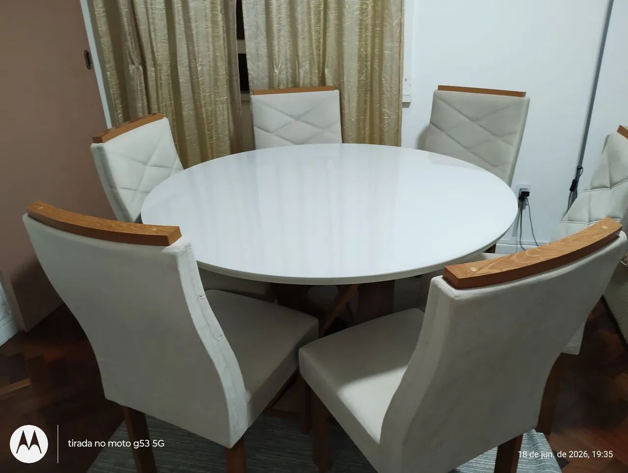 Vendo: Mesa redonda com trampo de vidro e 6 cadeiras, (nova) - Foto 3