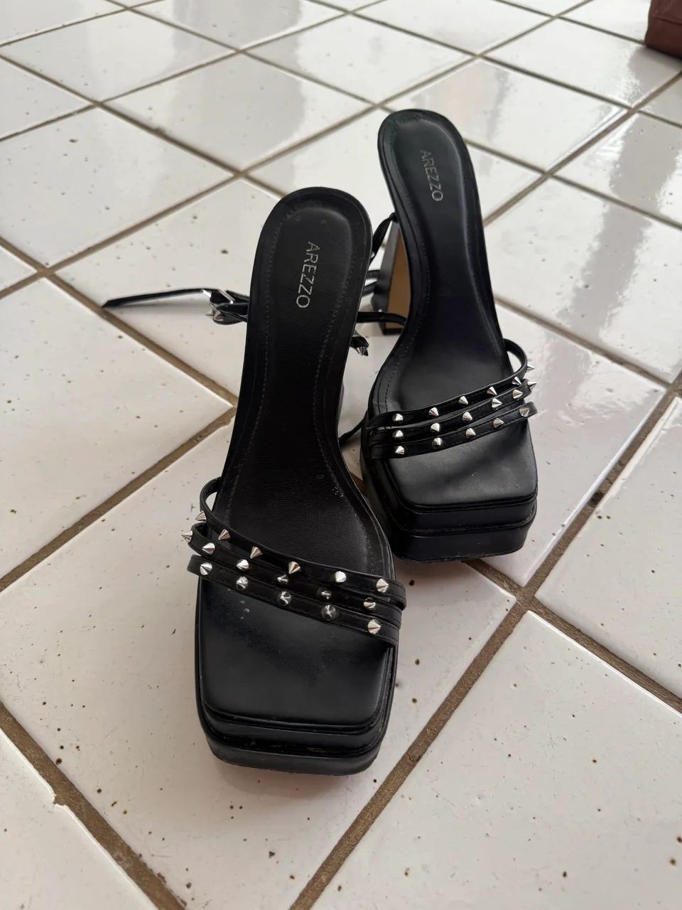 Salto Arezzo preto spikes