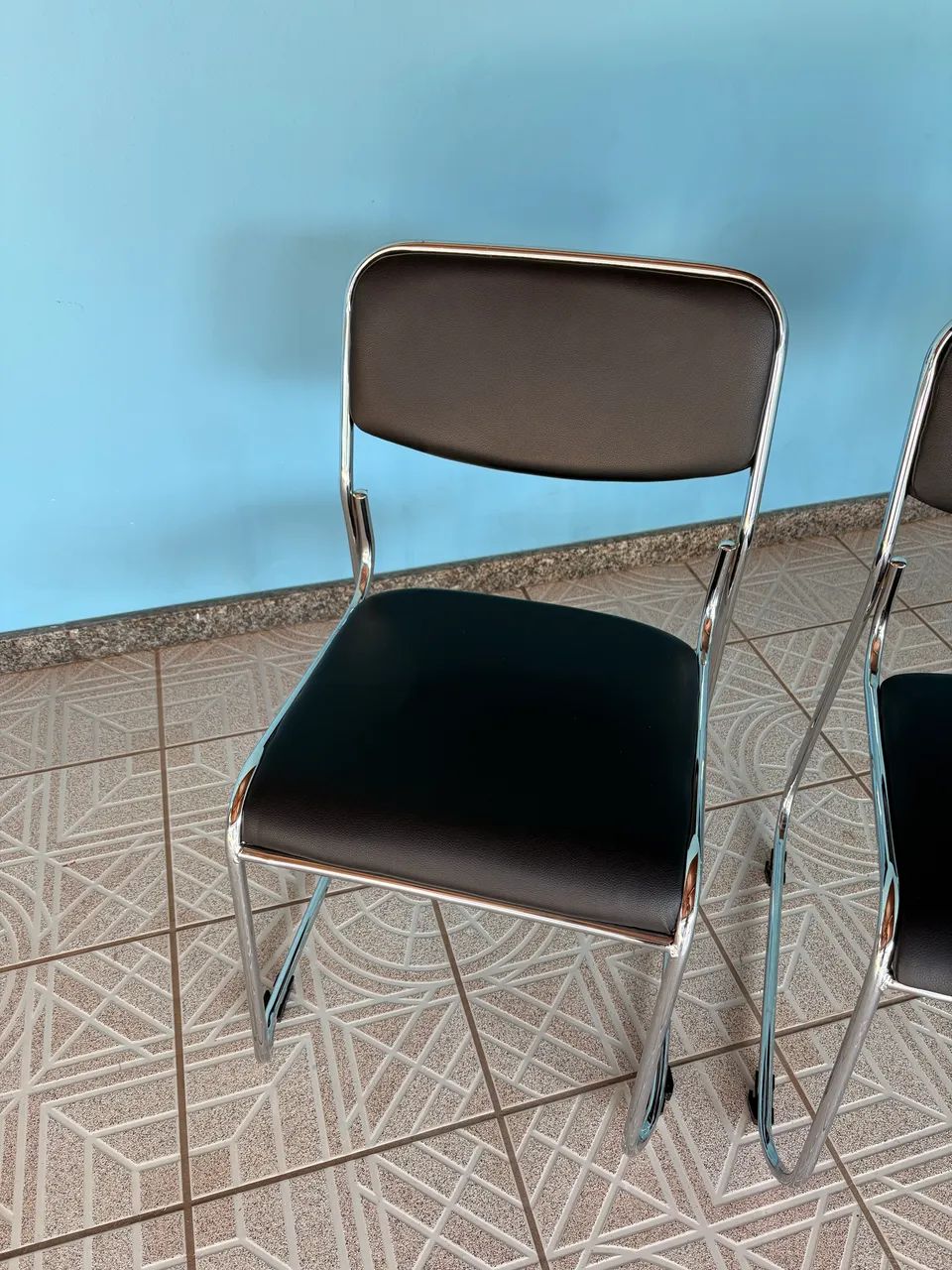 4 Cadeiras Office Base Fixa Preto e Cromada - Foto 4