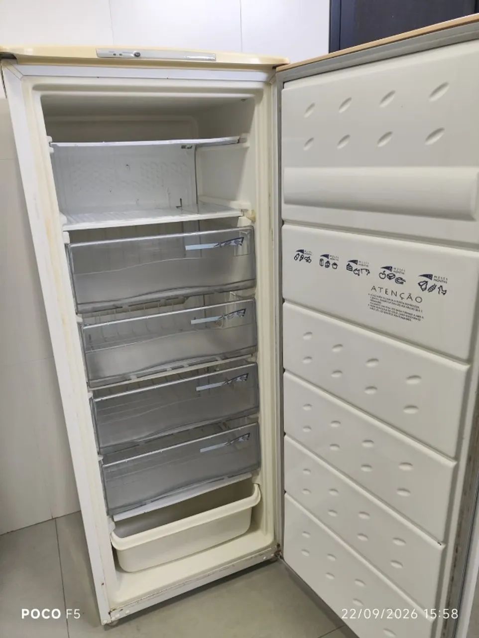 Freezer vertical 236 litros