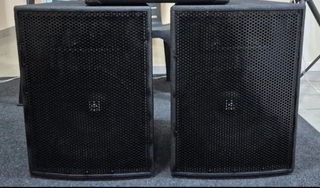2 caixas ( Driver Dti 220 jbl e falante JBl 15 polegadas)