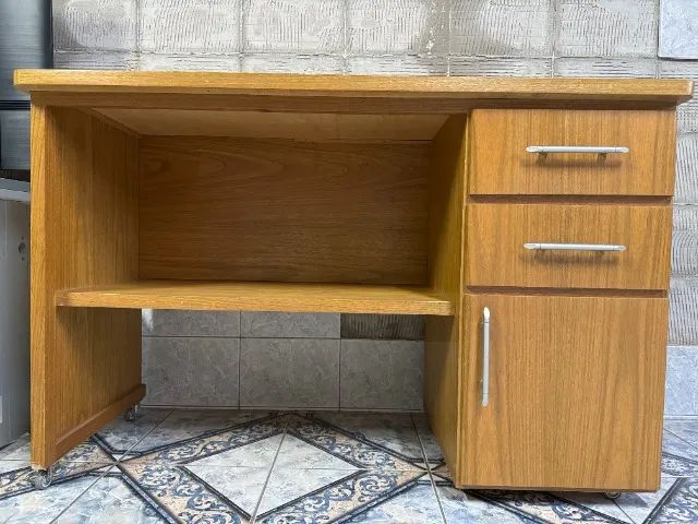 Mesa de costura de madeira com Rodinhas 2 gavetas e 1 compartimento maior 