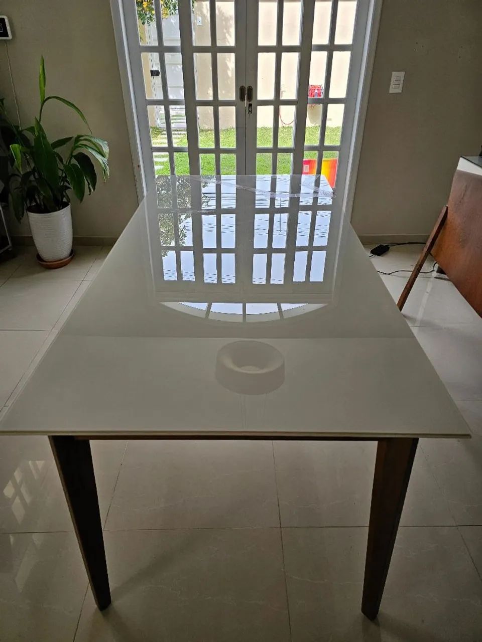 Mesa 6 lugares (madeira e tampo de vidro)