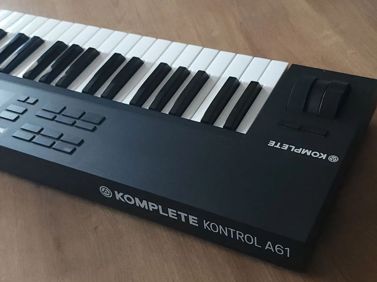Controlador Komplete A61 - Foto 2