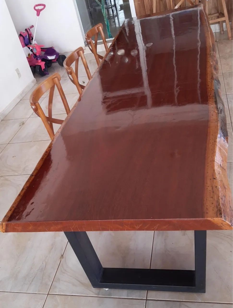 Mesa em madeira com verniz 