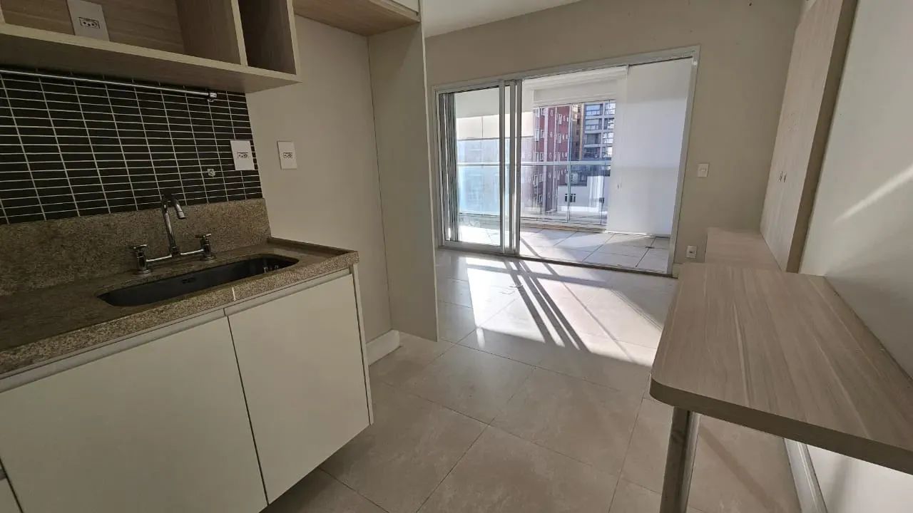 Apartamento com 1 dorm. c/ sacada e 1 vaga - Foto 2