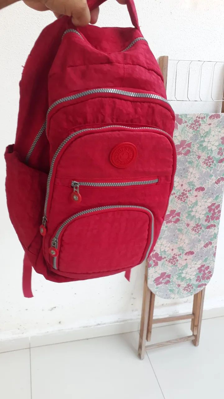 Vendo uma mochila e uma tabua de gomar