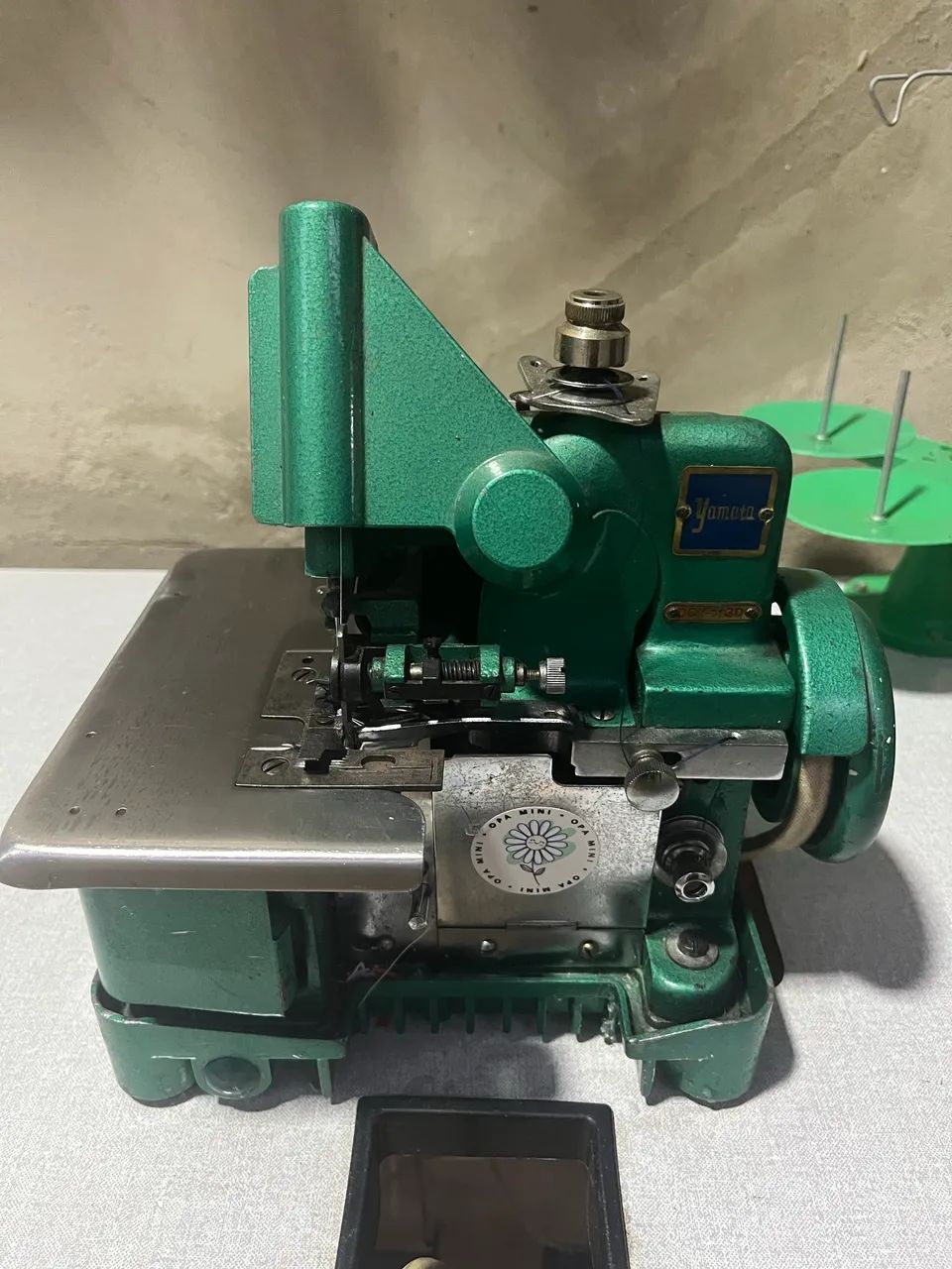 Overlock Chinesinha com motor externo e mesa