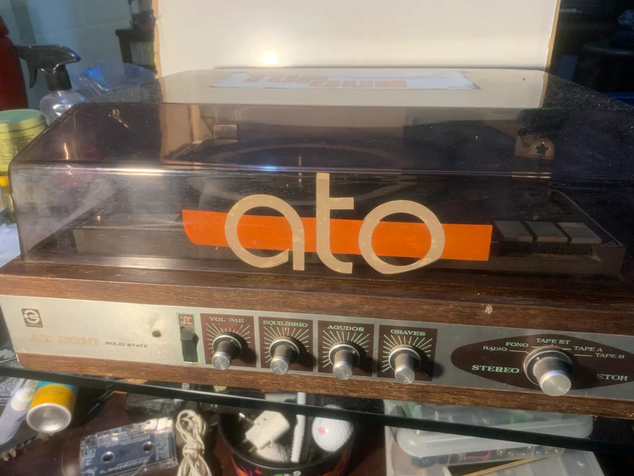 toca-discos vintage Cadensa Stereo AT 3010, conhecido como "Solid State"