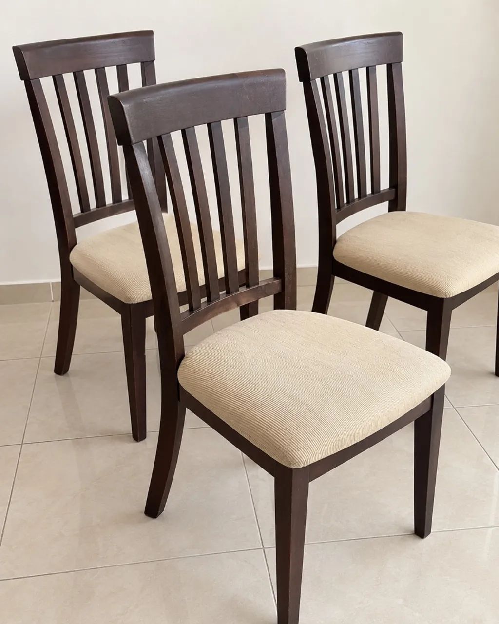 Conjunto com 3 cadeiras de madeira estofadas - Foto 4