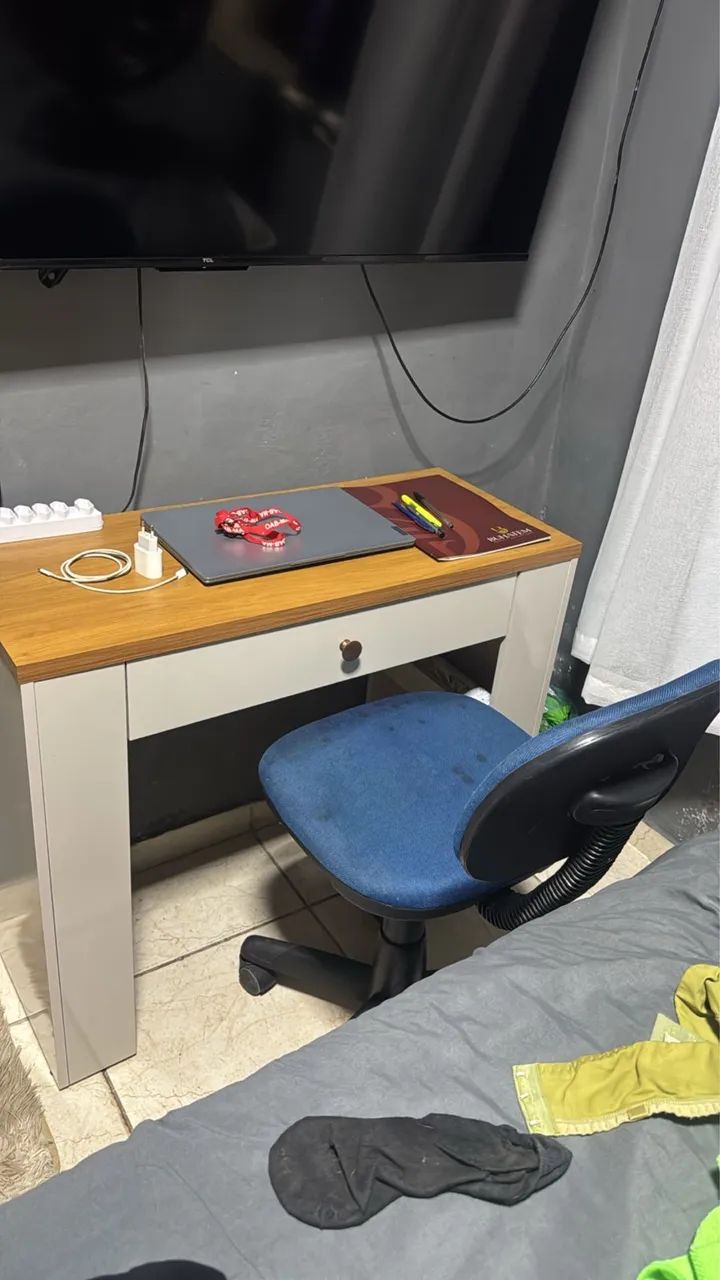 Escrivaninha - 1 mês de uso. Nova  - Foto 2
