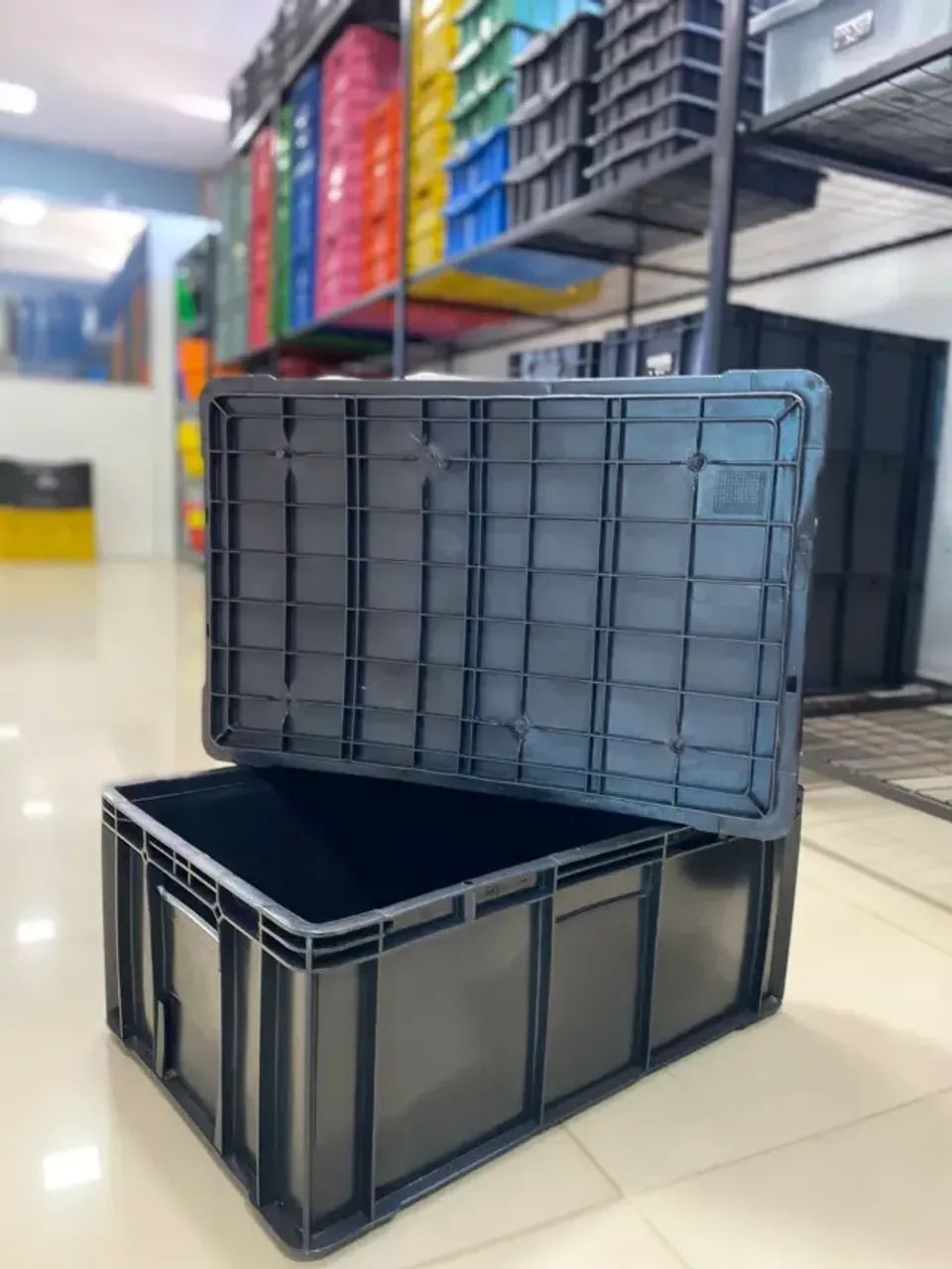 Caixas plásticas fechadas para organização e transporte de produtos - Foto 2
