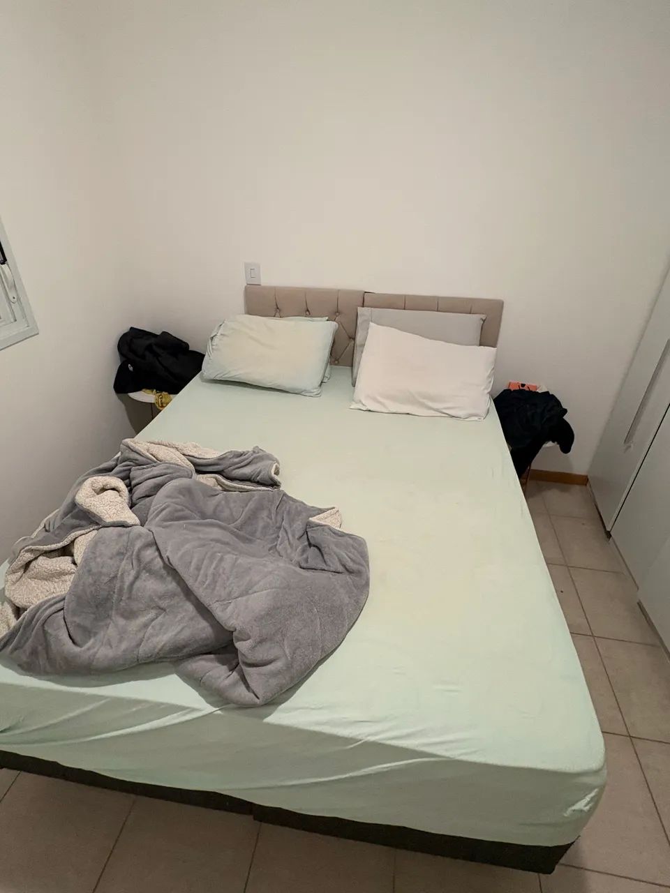 Cama com base e colchão 