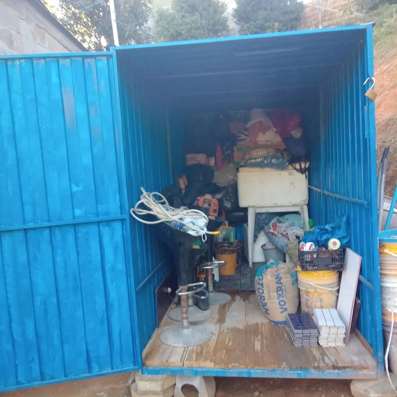 Vende se container Azul .444718175958476805