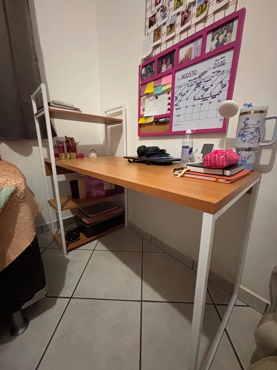 Escrivaninha com estante lateral