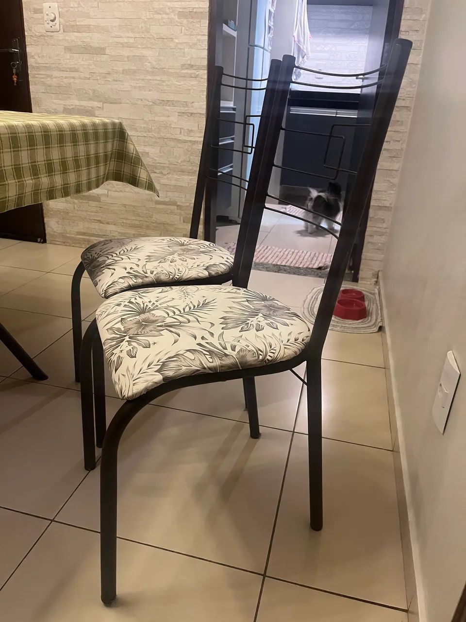 MESA DE JANTAR + 4 CADEIRAS + 3 TOALHAS IMPERMEÁVEL - Foto 3
