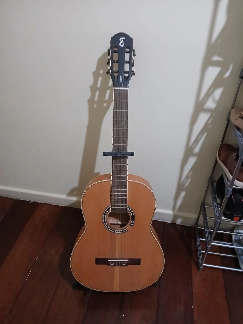 Violão e  suporte 