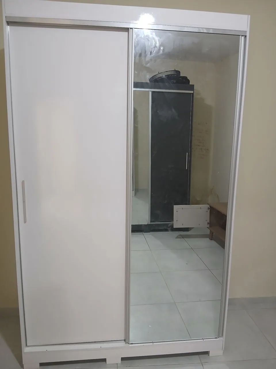 Guarda roupa com espelho de duas portas